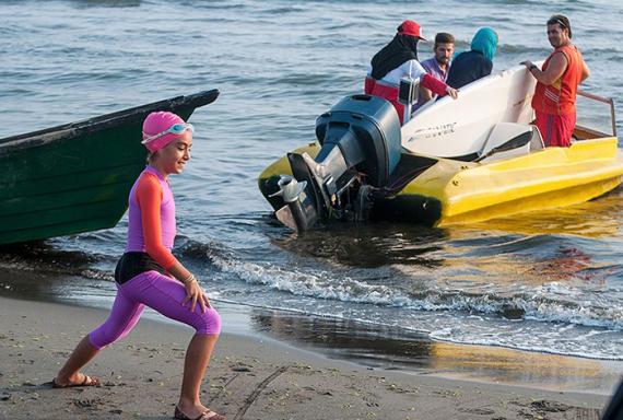 ر(تصاویر) رکوردشکنی دخترایرانی در دریای خزر 