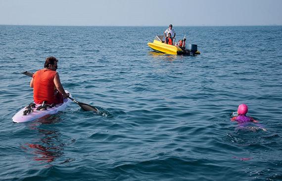 (تصاویر) رکوردشکنی دخترایرانی در دریای خزر 