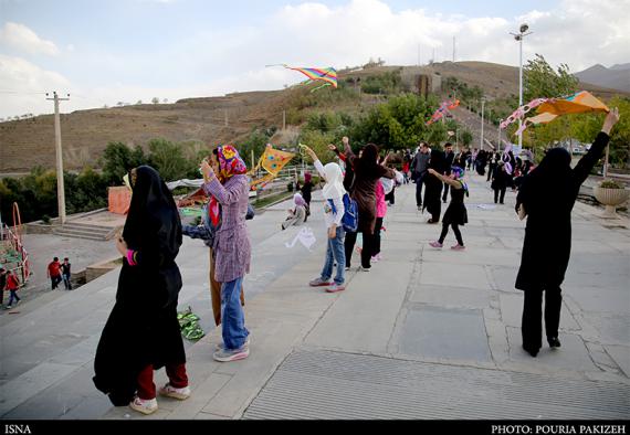 رقص بادبادکها در آسمان همدان