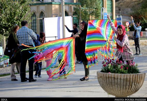 رقص بادبادکها در آسمان همدان