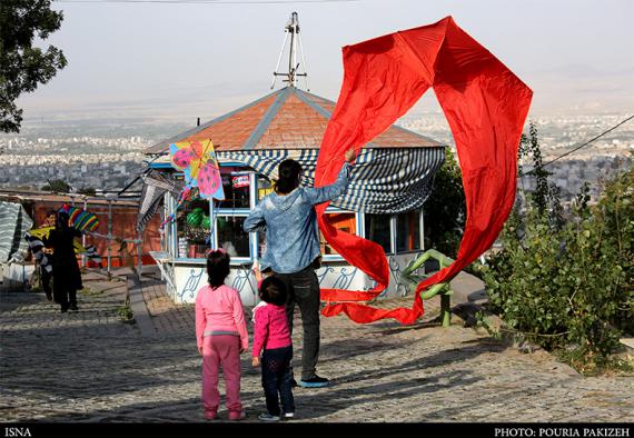 رقص بادبادکها در آسمان همدان