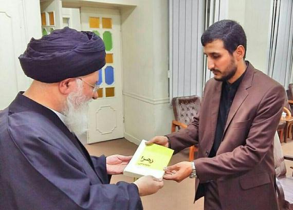 به گزارش پایگاه خبری تحلیلی طنین یاس به نقل از مشرق، در پی انتشار اخباری مبنی بر توهین یکی از اساتید زن دانشگاه آزاد مشهد به حضرت زهرا (سلام الله علیها) آیت الله علم الهدی کتاب "زهرا (س) مولود وحی" را از طریق بسیج دانشجویی این دانشگاه به وی اهدا کرد.      تحویل کتاب به بسج دانشجویی برای هدیه دادن به استاد زن هتاک       چند روزی است که اخباری در رسانه های رسمی و غیر رسمی منتشر می شود مبنی بر توهین یکی از اساتید زن دانشگاه آزاد مشهد که منکر شهادت حضرت زهرا (سلام الله علیها) شده است و مدعی شده بیماری کبد سبب م