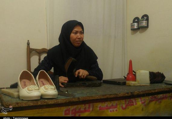 زن افغان,زن مهاجر افغان,کفاش,shabnamha.ir,شبنم همدان,afkl ih,شبنم ها; 