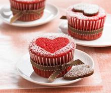 طرز تهیه کیک قلبی با رنگ قرمز